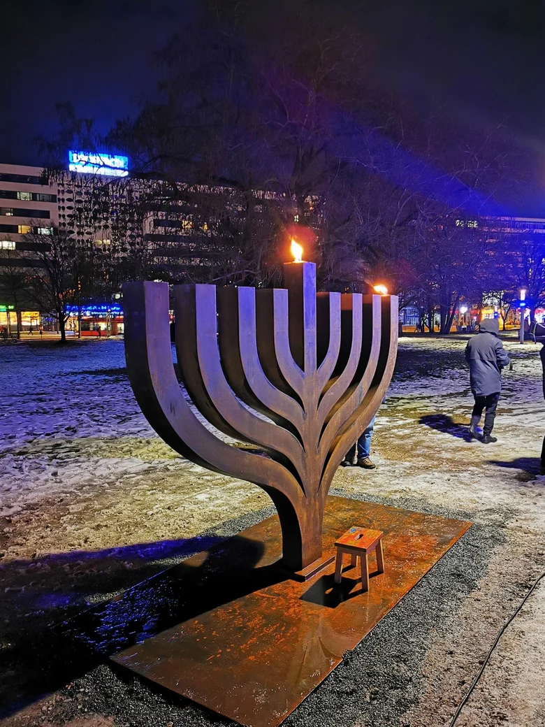 Einladungen zu Chanukka-Veranstaltungen: Am 14.12. wird in fünf Städten der Beginn des Chanukka-Festes gefeiert. Mit koscherem Glühwein, Sufganjot (Pfannkuchen), Dreidel (einem traditionellen Holzspielzeug) und Bastelangeboten können Traditionen des Chan