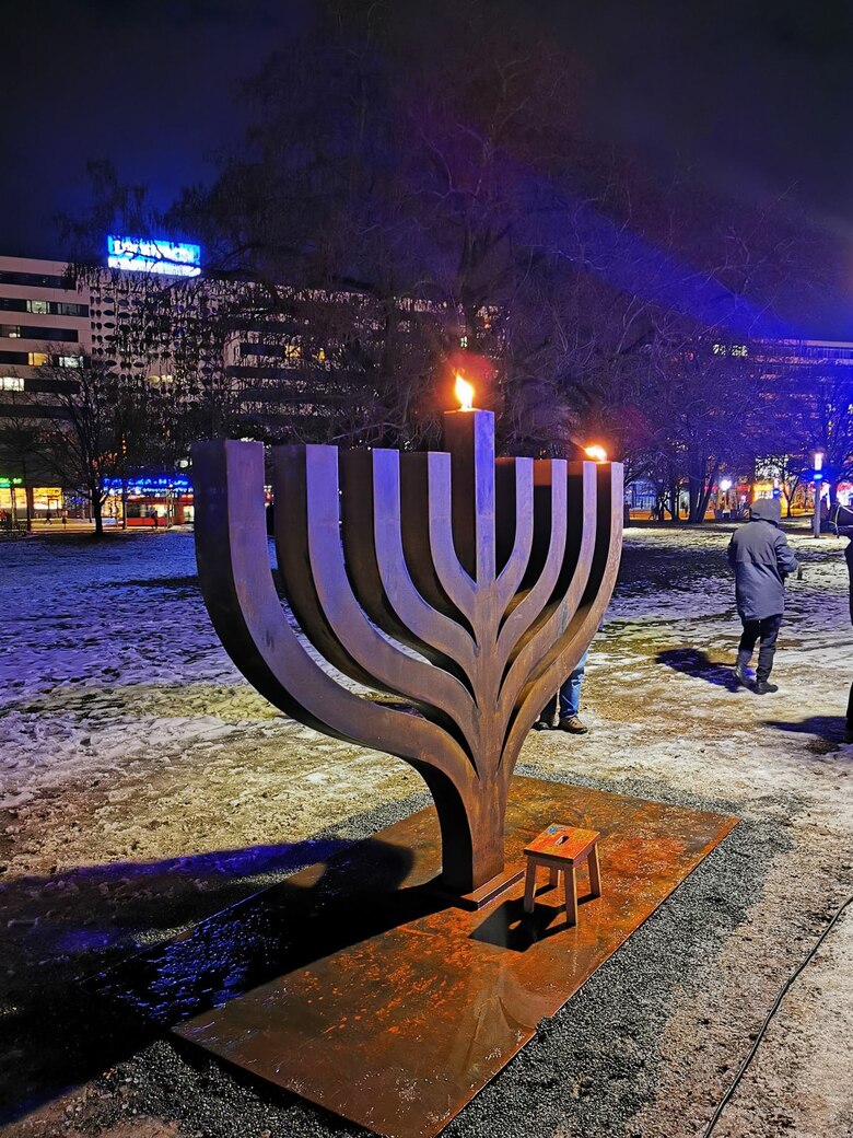 Einladungen zu Chanukka-Veranstaltungen: Am 14.12. wird in fünf Städten der Beginn des Chanukka-Festes gefeiert. Mit koscherem Glühwein, Sufganjot (Pfannkuchen), Dreidel (einem traditionellen Holzspielzeug) und Bastelangeboten können Traditionen des Chan